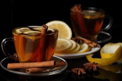 Чашка чая с палочкой корицы Чашка чая с палочкой корицы
