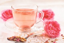 Чашка чая, лепестки розы Чашка чая, лепестки розы