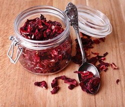 Сушеный гибискус в стеклянной банке Сушеный гибискус в стеклянной банке